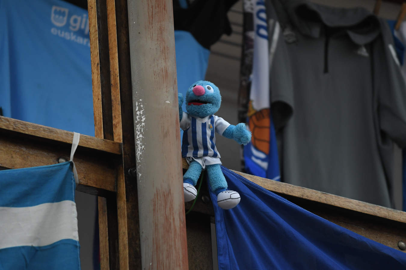 La final de la Copa del Rey entre la Real Sociedad y el Athletic se está jugando desde primera hora de este sábado en los balcones de muchos guipuzcoanos, engalanados para la ocasión