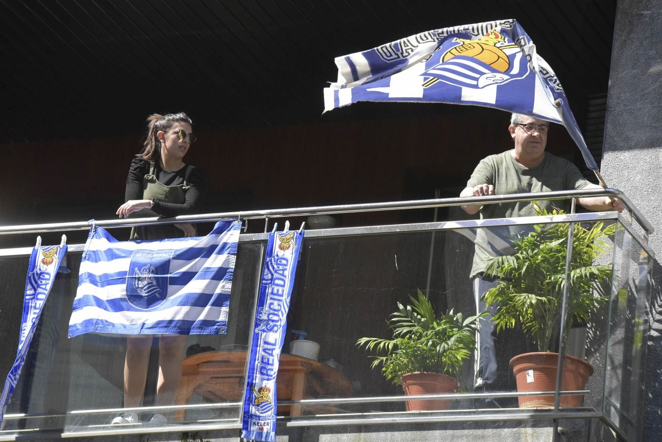 La final de la Copa del Rey entre la Real Sociedad y el Athletic se está jugando desde primera hora de este sábado en los balcones de muchos guipuzcoanos, engalanados para la ocasión