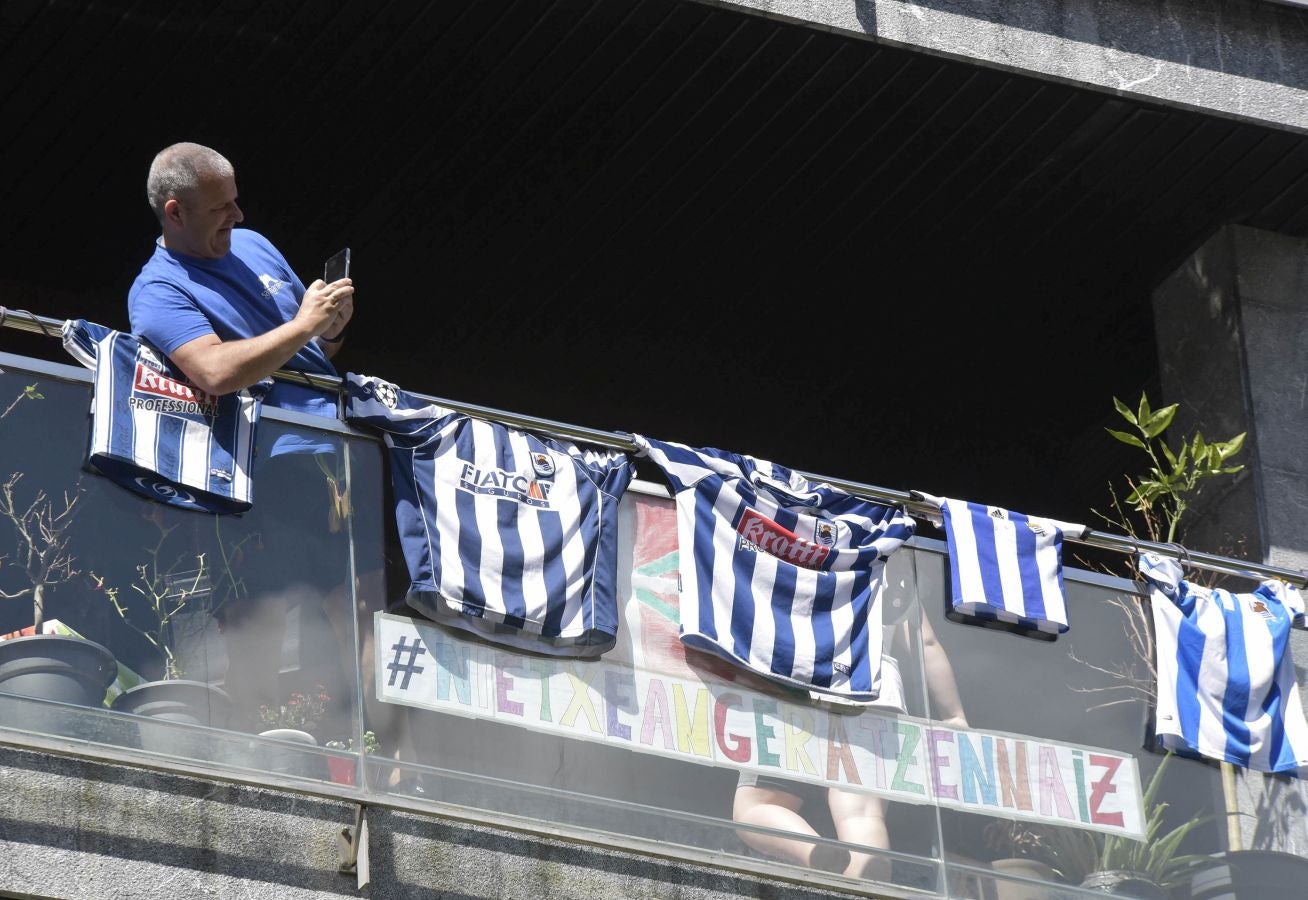 La final de la Copa del Rey entre la Real Sociedad y el Athletic se está jugando desde primera hora de este sábado en los balcones de muchos guipuzcoanos, engalanados para la ocasión
