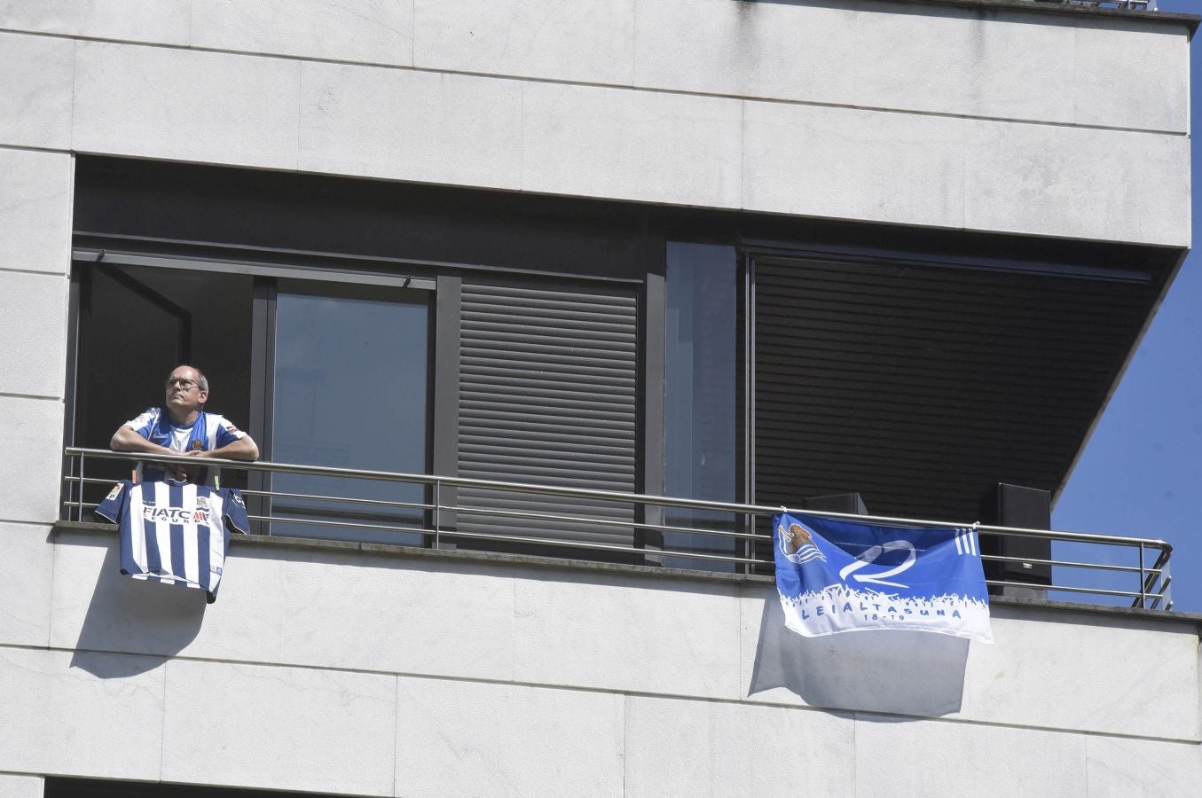 La final de la Copa del Rey entre la Real Sociedad y el Athletic se está jugando desde primera hora de este sábado en los balcones de muchos guipuzcoanos, engalanados para la ocasión