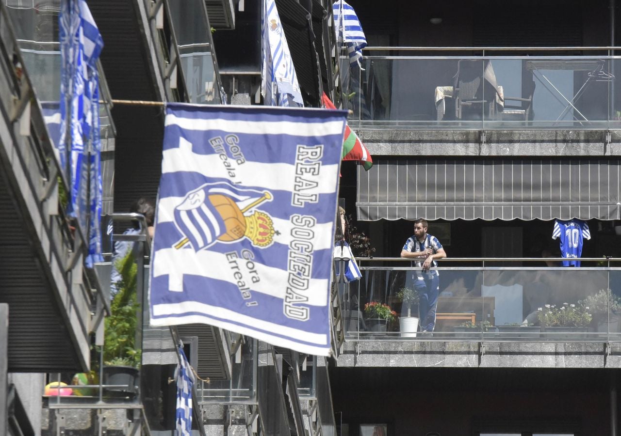 La final de la Copa del Rey entre la Real Sociedad y el Athletic se está jugando desde primera hora de este sábado en los balcones de muchos guipuzcoanos, engalanados para la ocasión