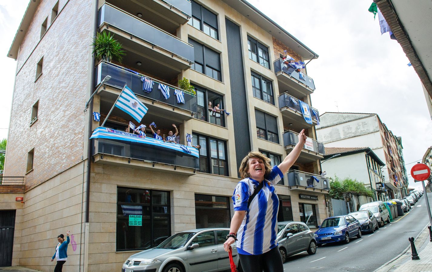 La final de la Copa del Rey entre la Real Sociedad y el Athletic se está jugando desde primera hora de este sábado en los balcones de muchos guipuzcoanos, engalanados para la ocasión
