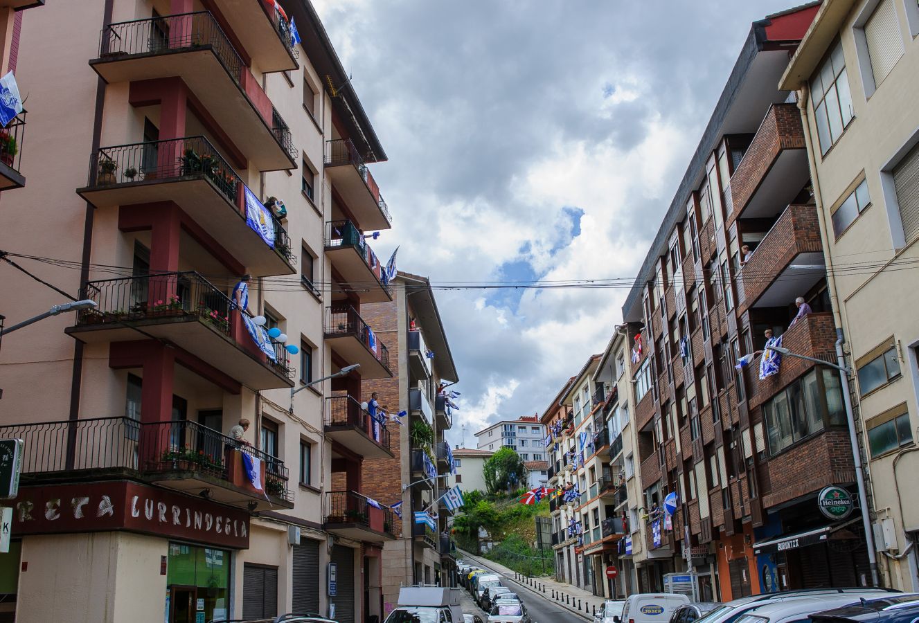 La final de la Copa del Rey entre la Real Sociedad y el Athletic se está jugando desde primera hora de este sábado en los balcones de muchos guipuzcoanos, engalanados para la ocasión