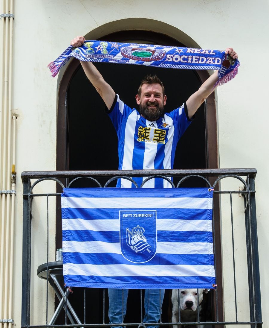 La final de la Copa del Rey entre la Real Sociedad y el Athletic se está jugando desde primera hora de este sábado en los balcones de muchos guipuzcoanos, engalanados para la ocasión
