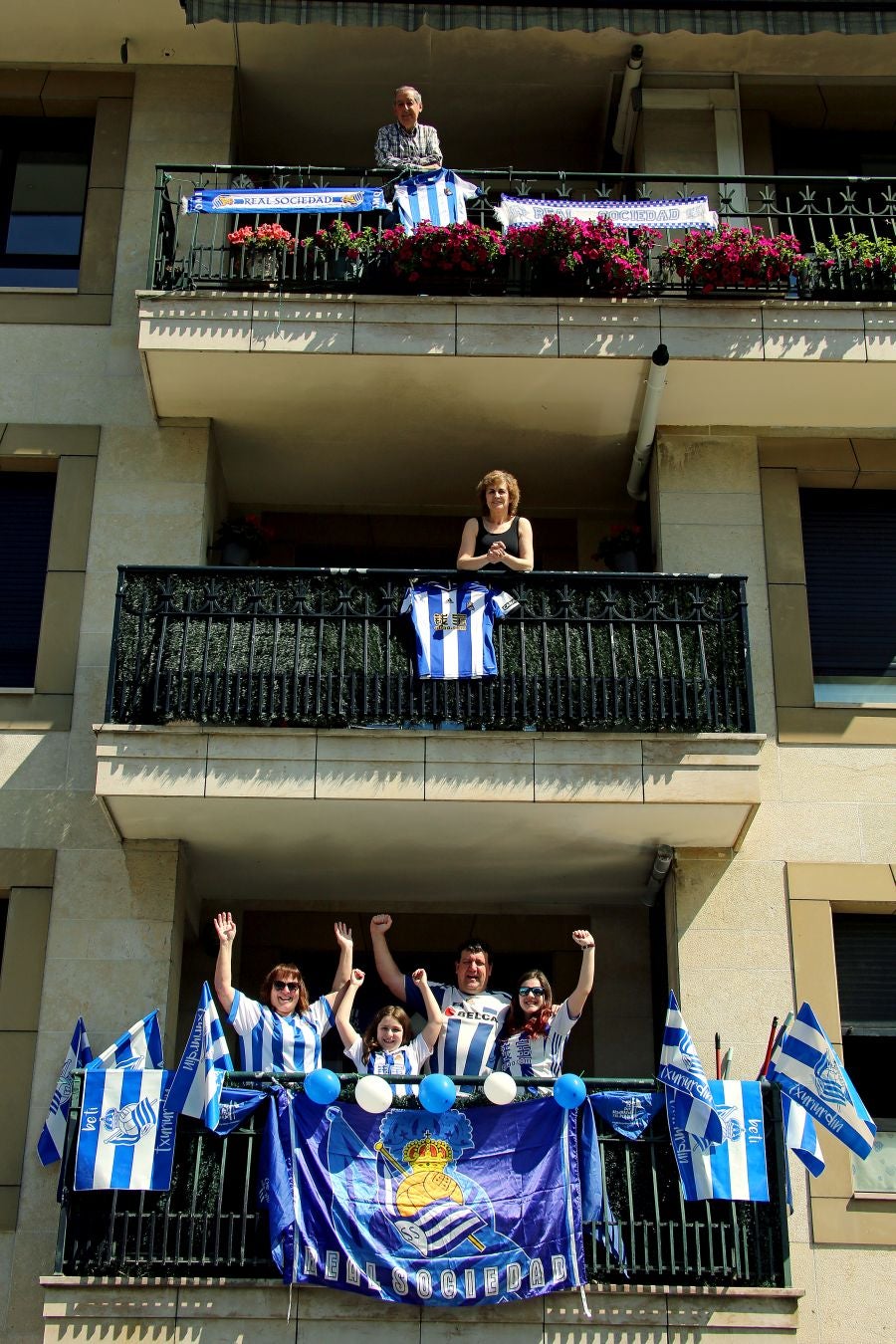 La final de la Copa del Rey entre la Real Sociedad y el Athletic se está jugando desde primera hora de este sábado en los balcones de muchos guipuzcoanos, engalanados para la ocasión