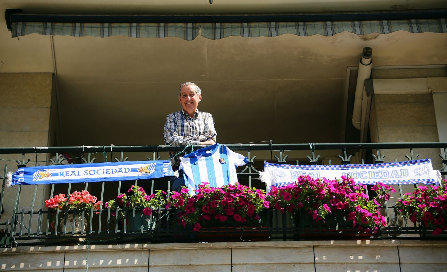 La final de la Copa del Rey entre la Real Sociedad y el Athletic se está jugando desde primera hora de este sábado en los balcones de muchos guipuzcoanos, engalanados para la ocasión