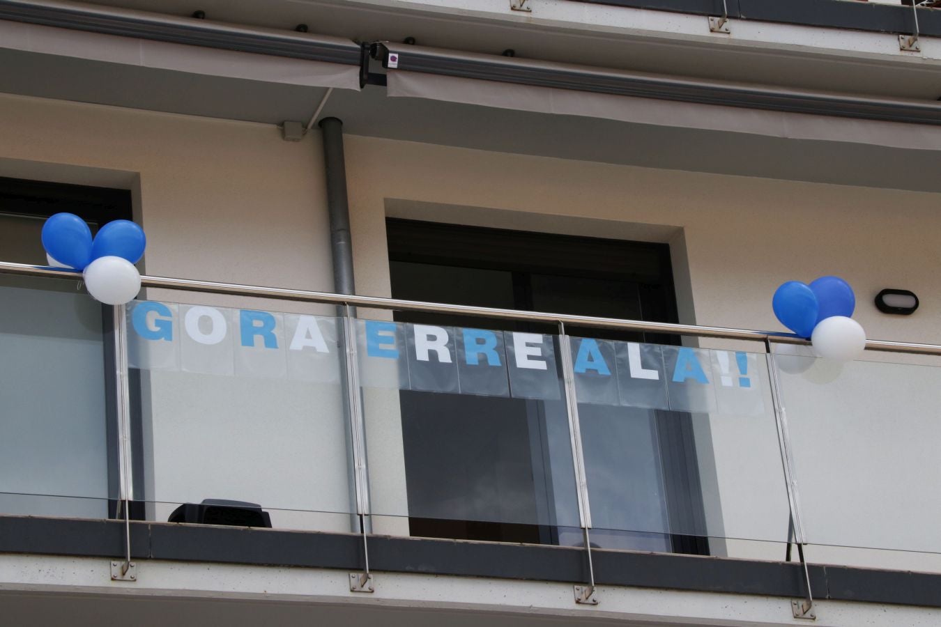 La final de la Copa del Rey entre la Real Sociedad y el Athletic se está jugando desde primera hora de este sábado en los balcones de muchos guipuzcoanos, engalanados para la ocasión