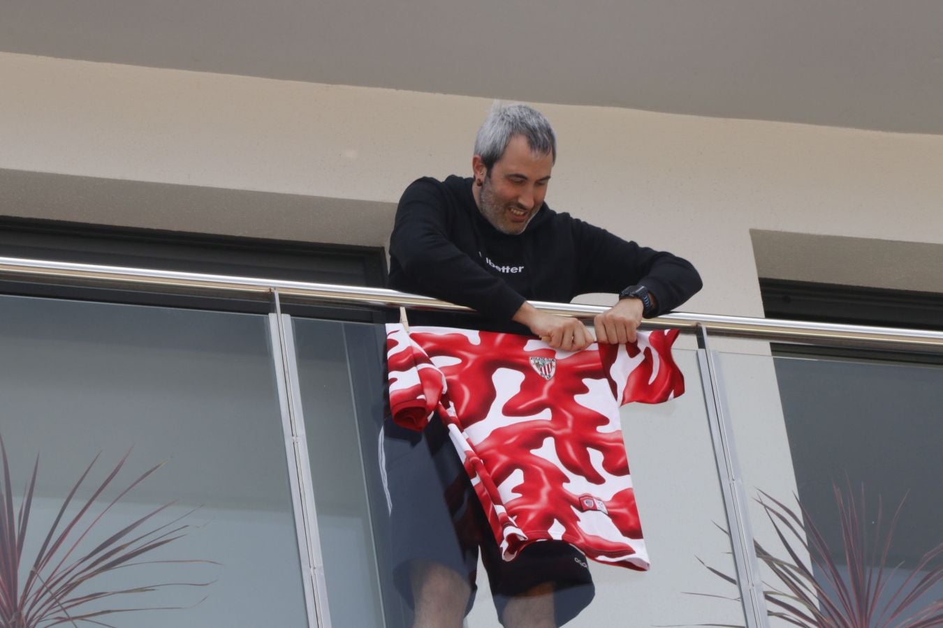 La final de la Copa del Rey entre la Real Sociedad y el Athletic se está jugando desde primera hora de este sábado en los balcones de muchos guipuzcoanos, engalanados para la ocasión