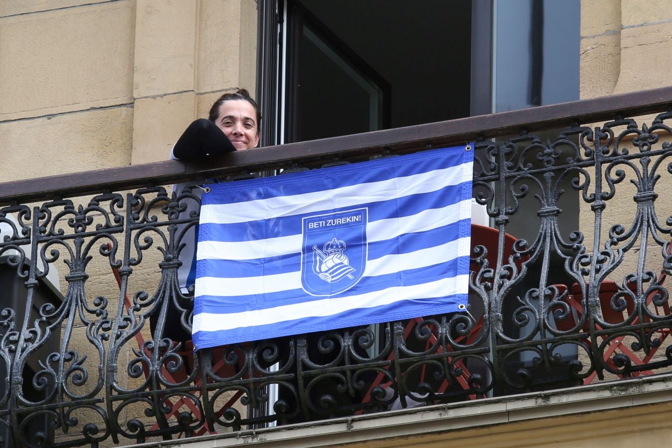 La final de la Copa del Rey entre la Real Sociedad y el Athletic se está jugando desde primera hora de este sábado en los balcones de muchos guipuzcoanos, engalanados para la ocasión