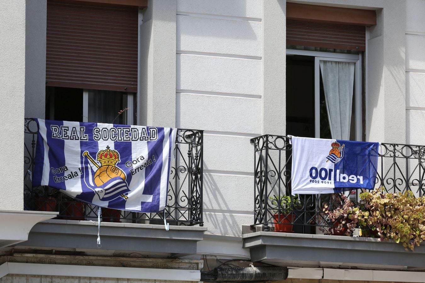 La final de la Copa del Rey entre la Real Sociedad y el Athletic se está jugando desde primera hora de este sábado en los balcones de muchos guipuzcoanos, engalanados para la ocasión