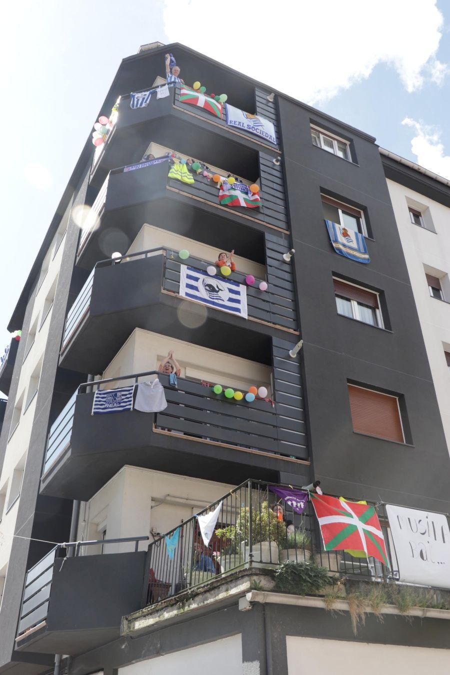 La final de la Copa del Rey entre la Real Sociedad y el Athletic se está jugando desde primera hora de este sábado en los balcones de muchos guipuzcoanos, engalanados para la ocasión