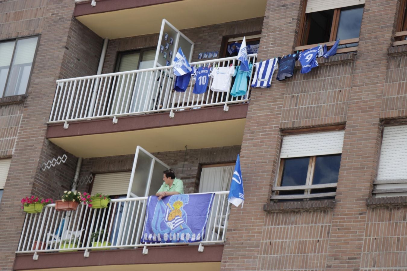 La final de la Copa del Rey entre la Real Sociedad y el Athletic se está jugando desde primera hora de este sábado en los balcones de muchos guipuzcoanos, engalanados para la ocasión