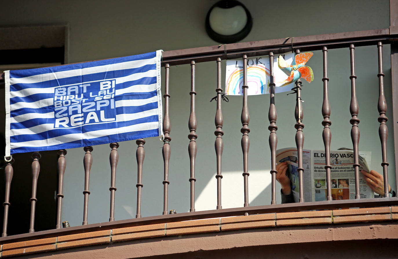 La final de la Copa del Rey entre la Real Sociedad y el Athletic se está jugando desde primera hora de este sábado en los balcones de muchos guipuzcoanos, engalanados para la ocasión