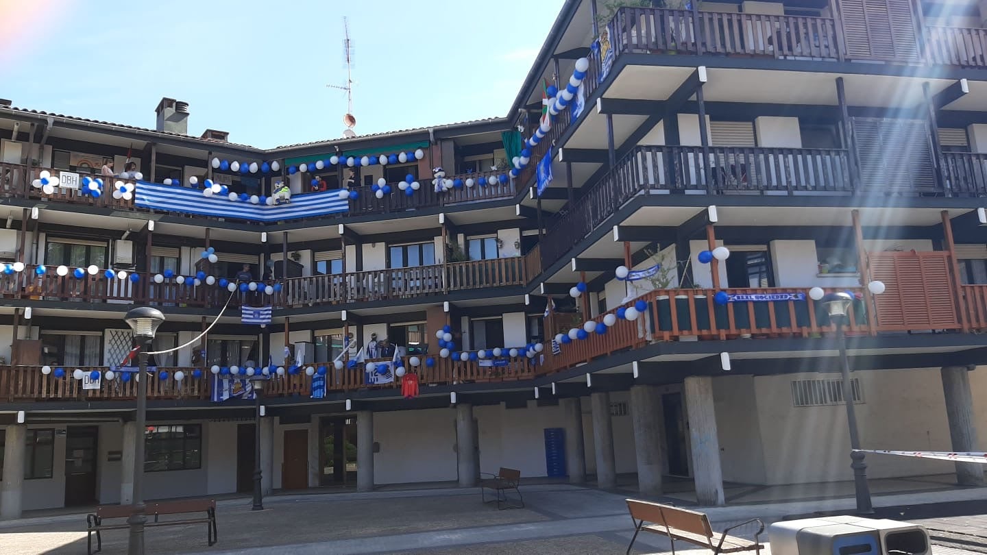 La final de la Copa del Rey entre la Real Sociedad y el Athletic se está jugando desde primera hora de este sábado en los balcones de muchos guipuzcoanos, engalanados para la ocasión