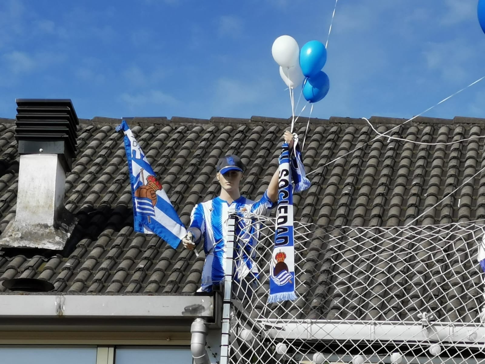 La final de la Copa del Rey entre la Real Sociedad y el Athletic se está jugando desde primera hora de este sábado en los balcones de muchos guipuzcoanos, engalanados para la ocasión