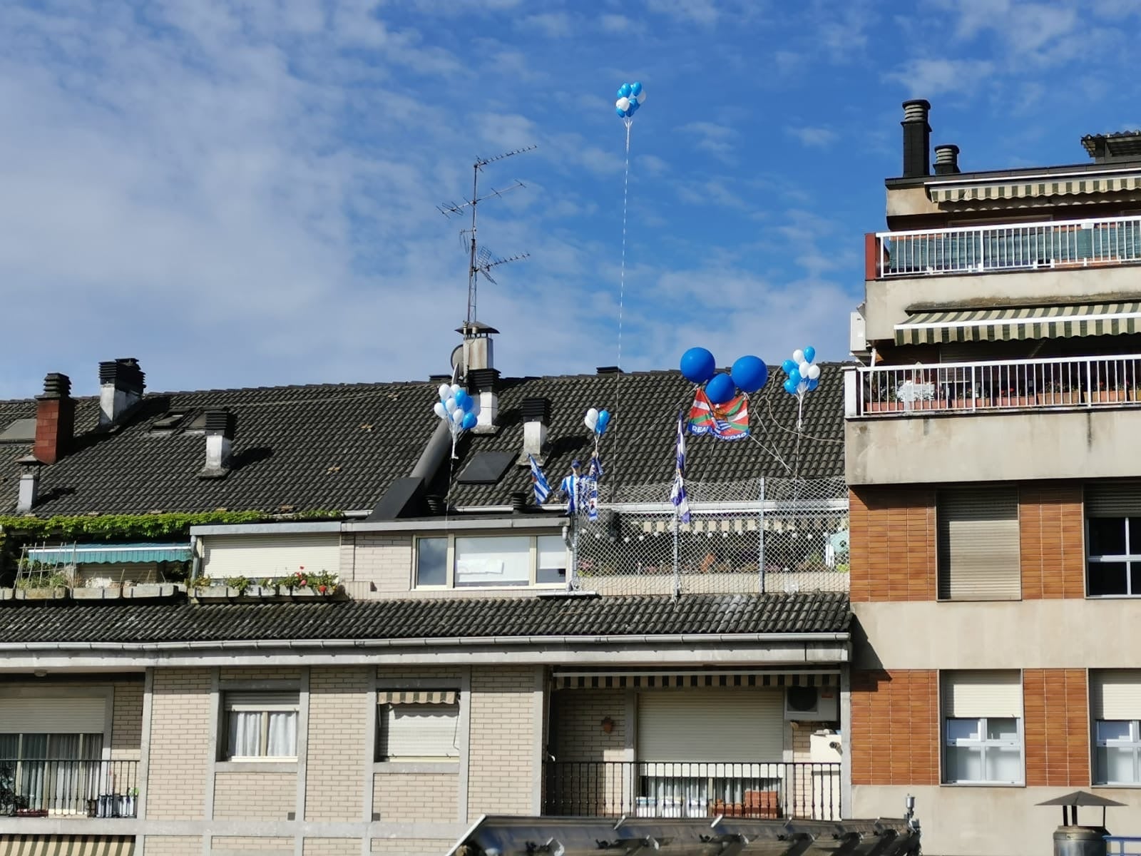 La final de la Copa del Rey entre la Real Sociedad y el Athletic se está jugando desde primera hora de este sábado en los balcones de muchos guipuzcoanos, engalanados para la ocasión
