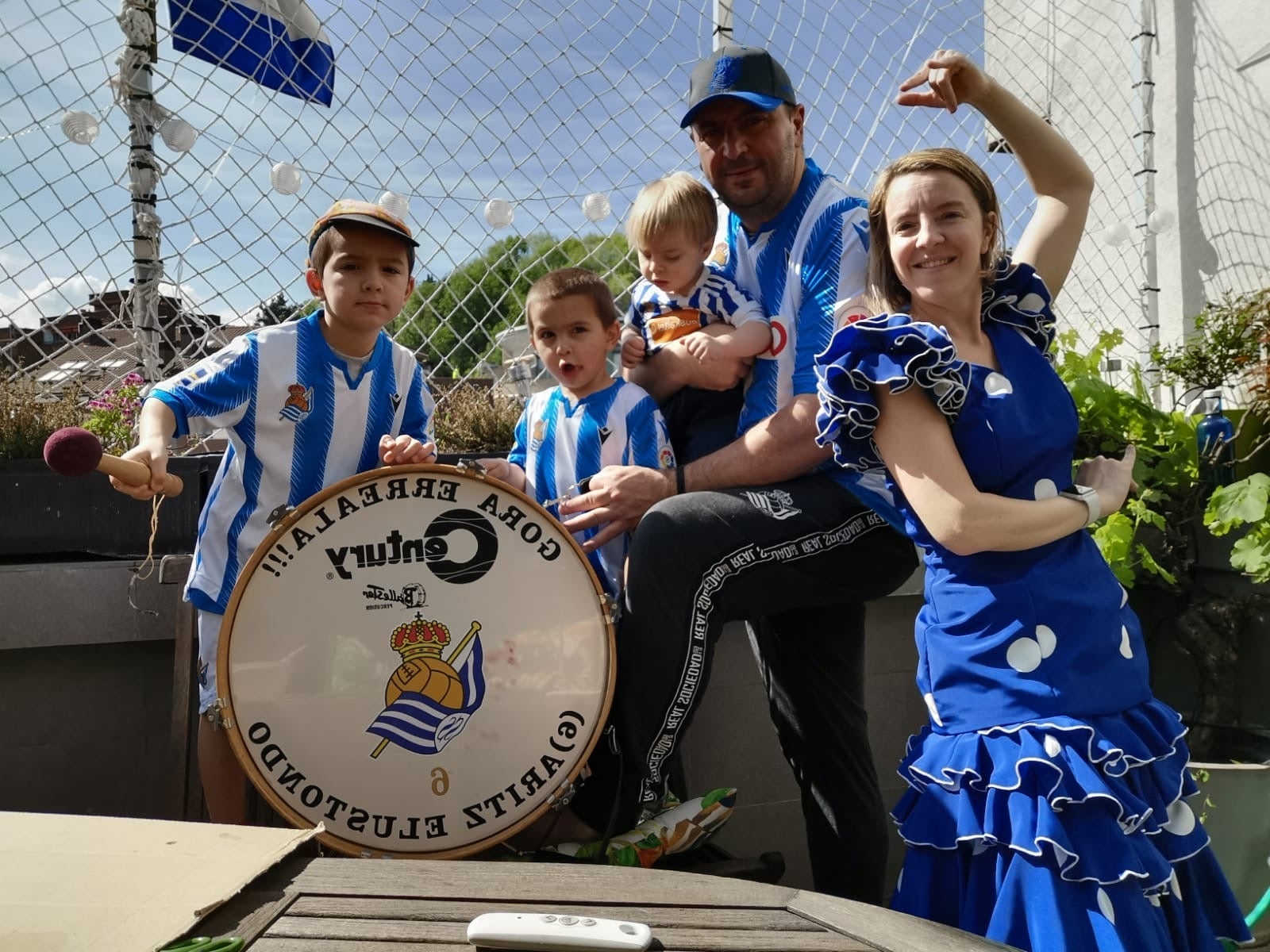 La final de la Copa del Rey entre la Real Sociedad y el Athletic se está jugando desde primera hora de este sábado en los balcones de muchos guipuzcoanos, engalanados para la ocasión