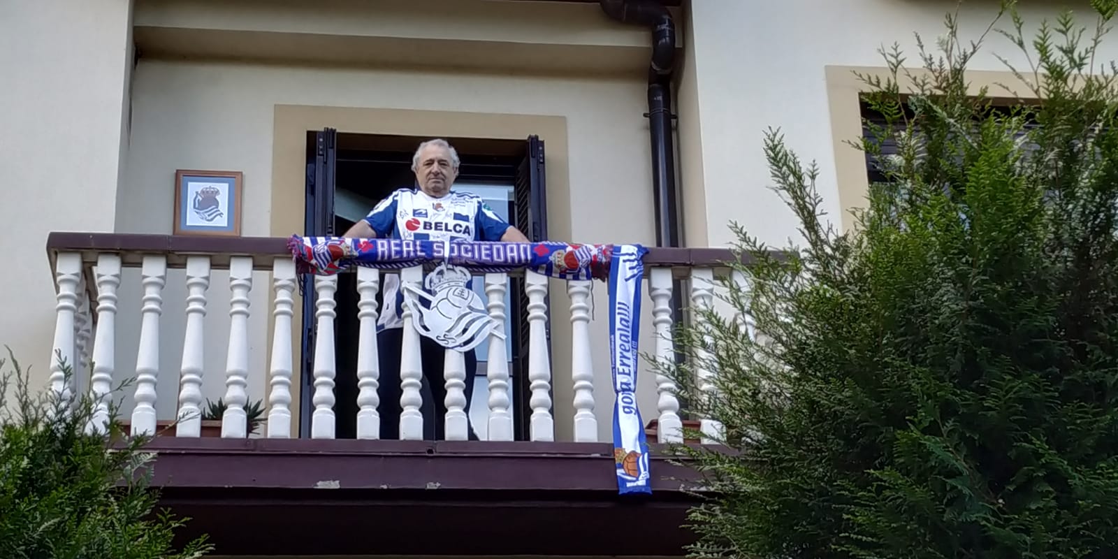 La final de la Copa del Rey entre la Real Sociedad y el Athletic se está jugando desde primera hora de este sábado en los balcones de muchos guipuzcoanos, engalanados para la ocasión