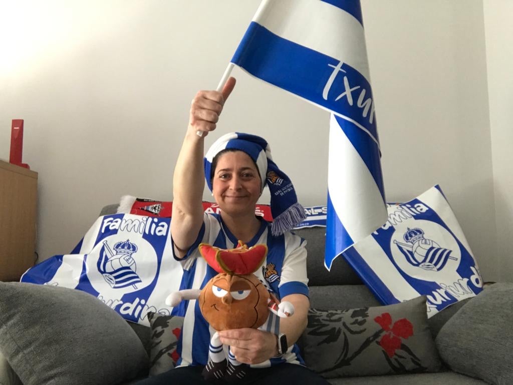 La final de la Copa del Rey entre la Real Sociedad y el Athletic se está jugando desde primera hora de este sábado en los balcones de muchos guipuzcoanos, engalanados para la ocasión