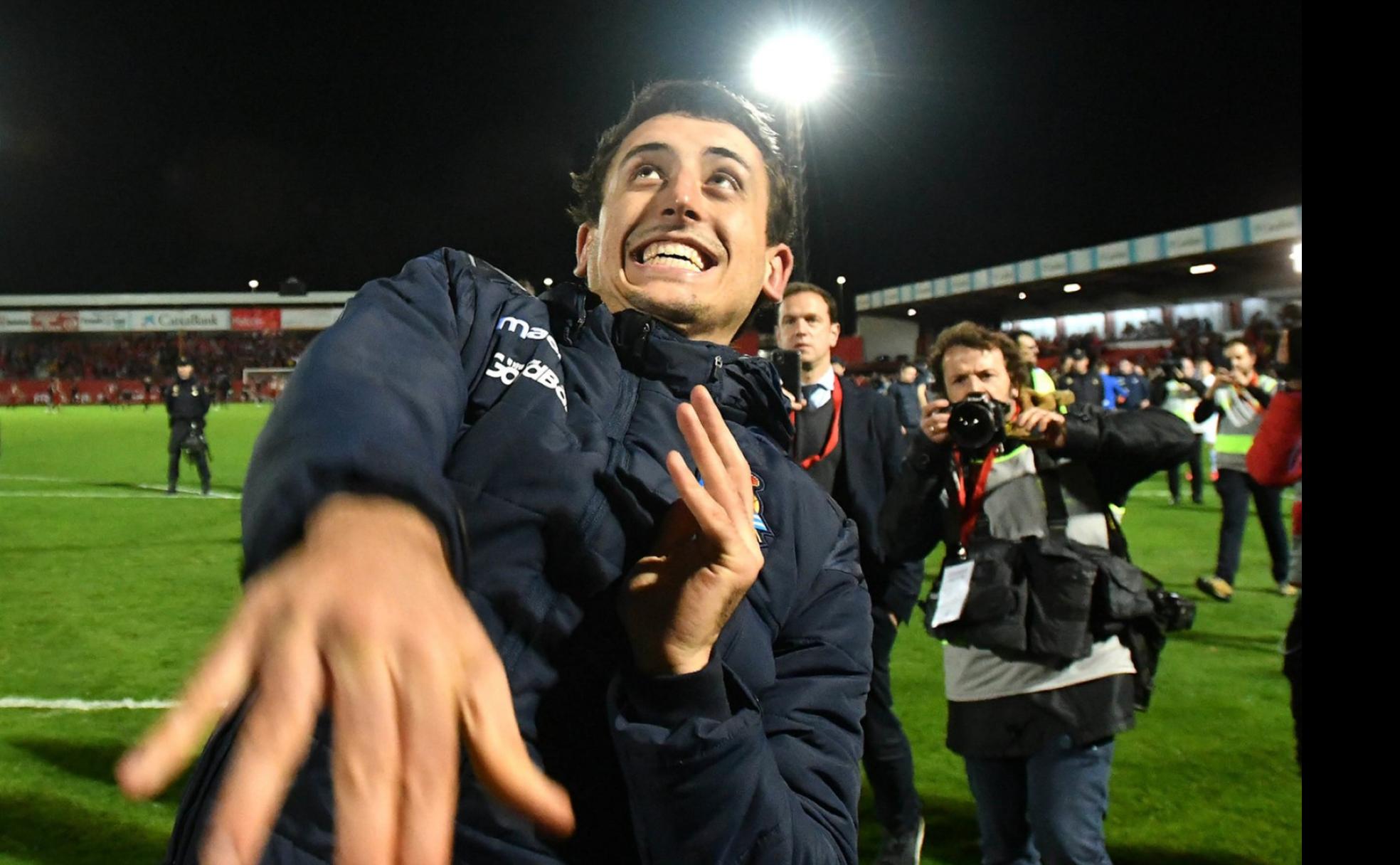 Finalista. Oyarzabal lanza su camiseta a la grada en Anduva nada más clasificarse para la final. 