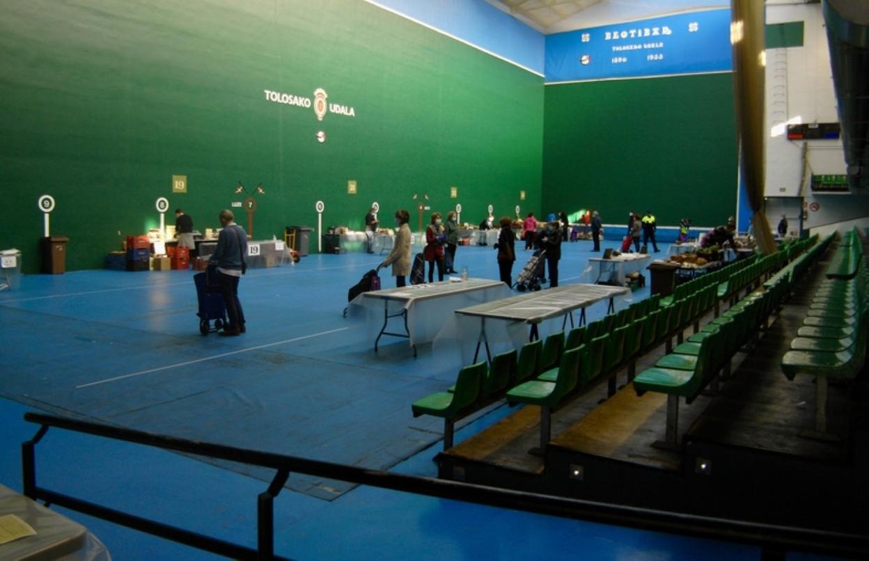 Los puestos de los baserritarras en el frontón. 