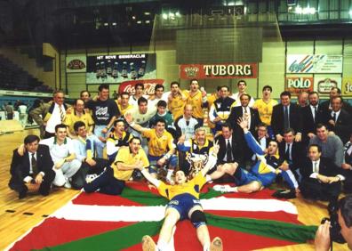 Imagen secundaria 1 - Arriba, Tomas Svensson alza la Copa en la pista del Badel con la hinchada amarilla al fondo. A la izquierda, la expedición del Bidasoa se hace la foto de campeones sobre la pista de Zagreb. A la derecha, jugadores y técnicos del Elgorriaga Bidasoa ofrecen la Copa de Europa a la afición desde el balcón del ayuntamiento de Irun el 23 de abril de 1995. 