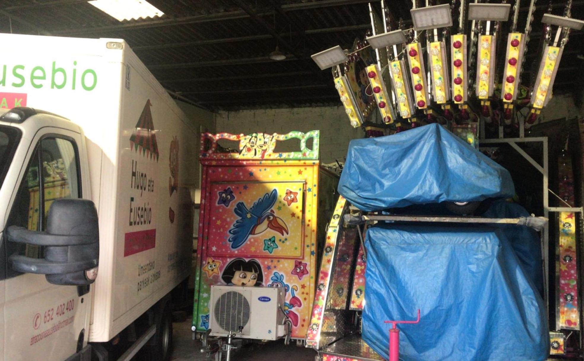 Eusebio guarda en un almacén sus atracciones a la espera de poder instalarlas en alguna localidad.