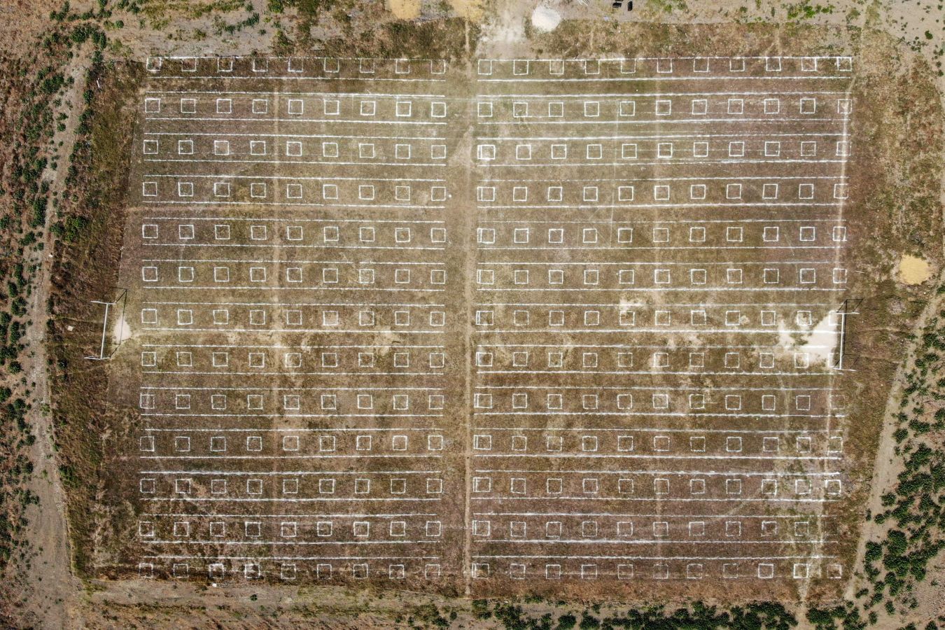 Una localidad de Myanmar ha decido utilizar un campo de fútbol para convertirlo en un gran mercado al aire libre. Sobre el maltrecho césped se han pintado nuevas líneas que ya no dibujan el centro del terreno de juego o las áreas, sino las distancias de seguridad para evitar la propagación del Covid-19.