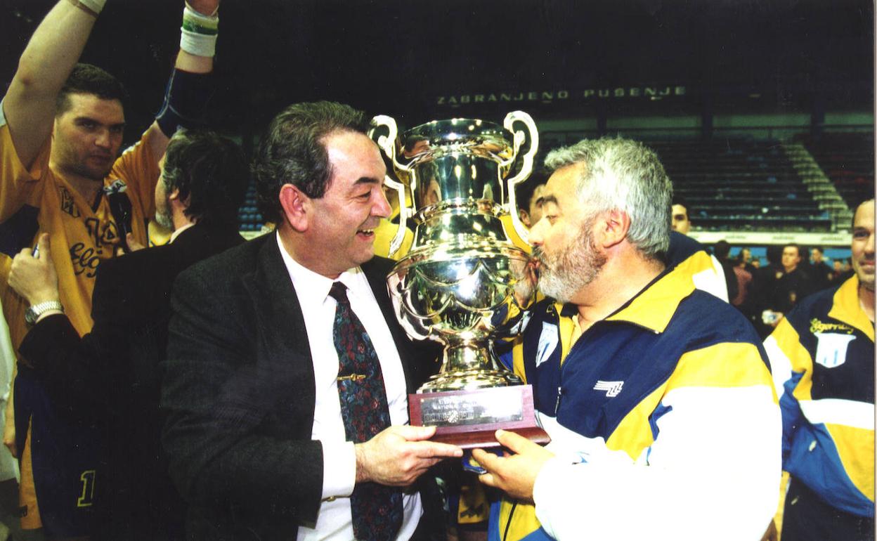 Beñardo García y Juantxo Villarreal besan la Copa de Europa sobre la cancha del Dom Sportova de Zagreb.