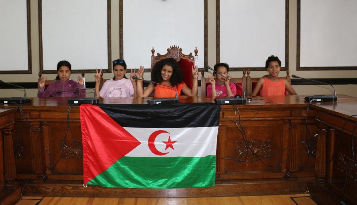 Niñas saharauis en una recepción organizada por el Ayuntamiento para darles la bienvenida a Andoain.