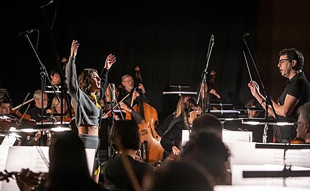 El compositor, director y músico getxotarra Fernándo Velázquez se ocupó de los arreglos. 