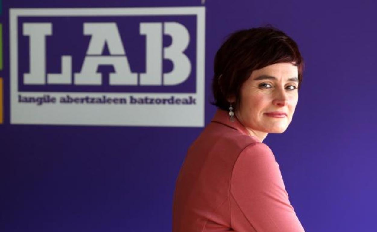 Garbiñe Aranburu, en la sede de LAB en Donostia, a donde se traslada en ocasiones, aunque pasa la mayor parte del confinamiento en casa.