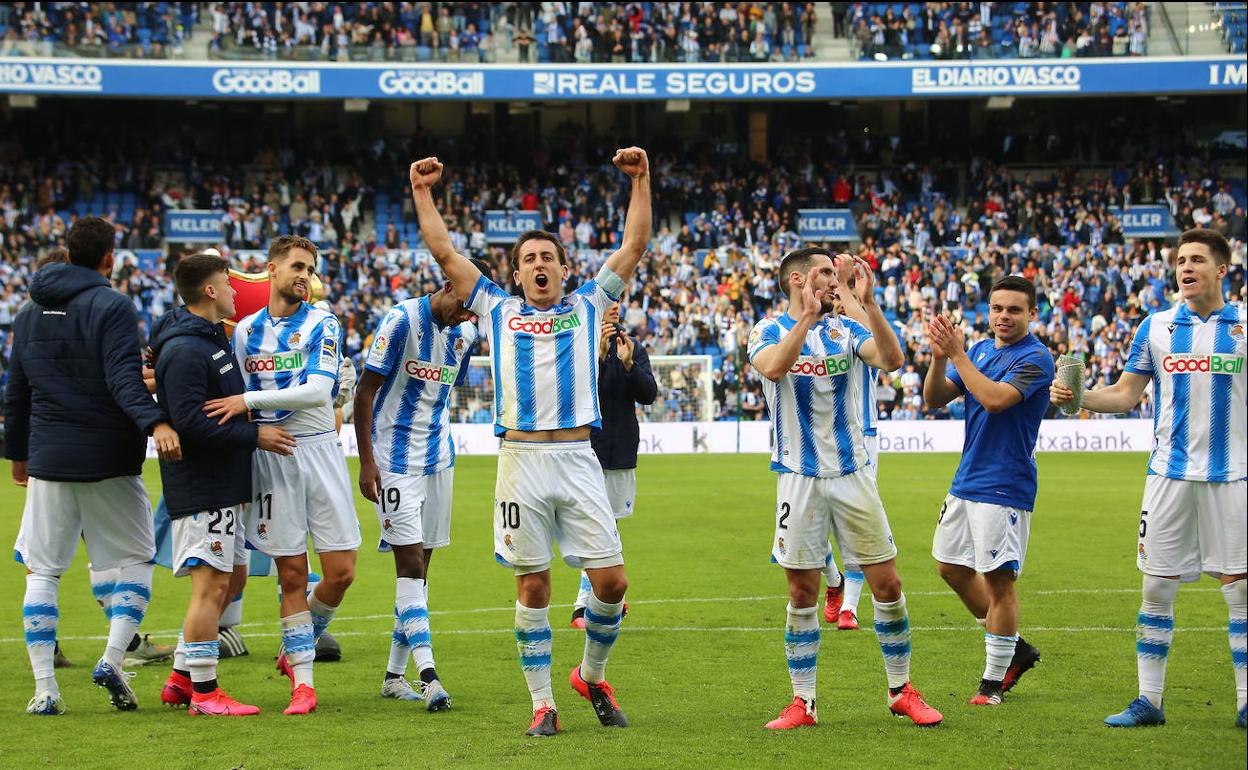 Los jugadores de la Real celebran la victoria contrael Athletic en el último derbi