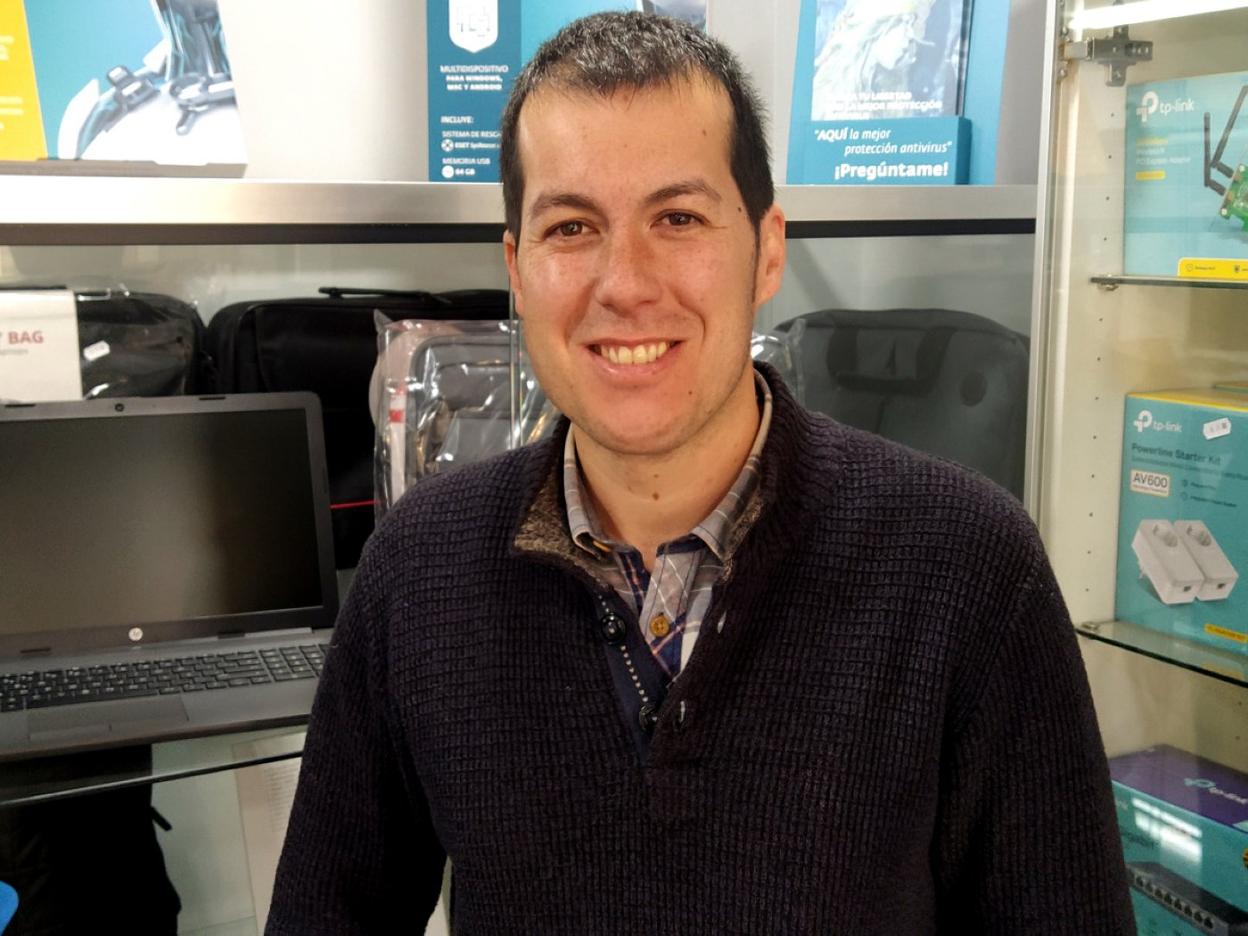 Asier Salgado regenta Infiomadaya en Urretxu y anima a todos a reinventarnos para salir adelante. 