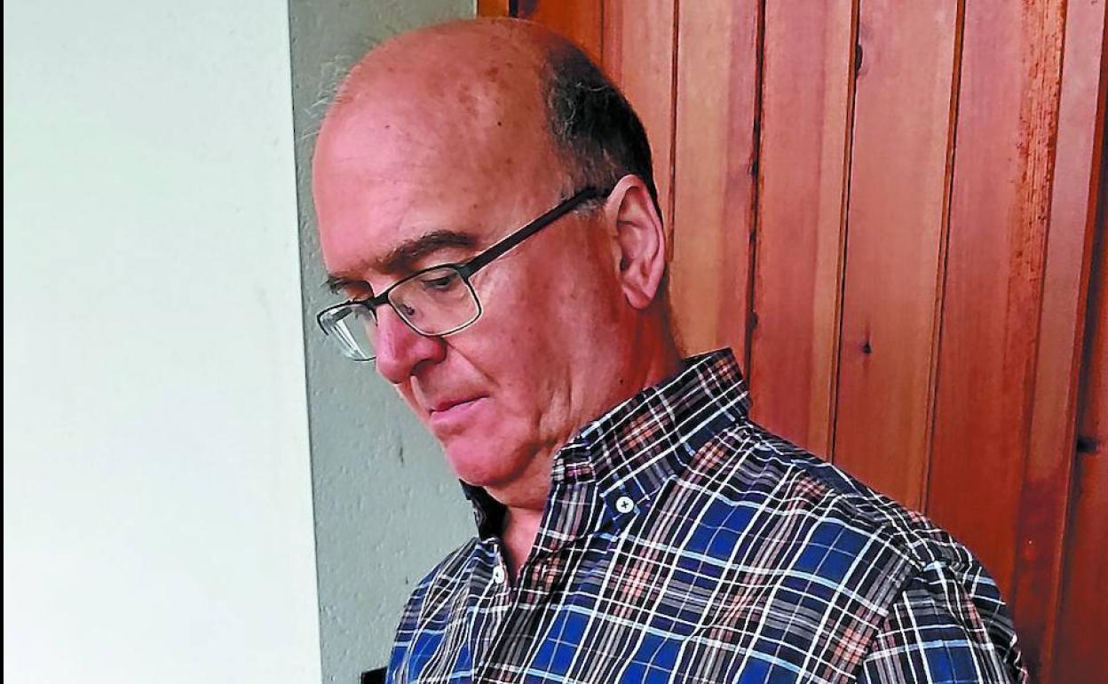 Aingeru Epaltza, con el el libro de relatos 'Mal de altura', recién publicado 