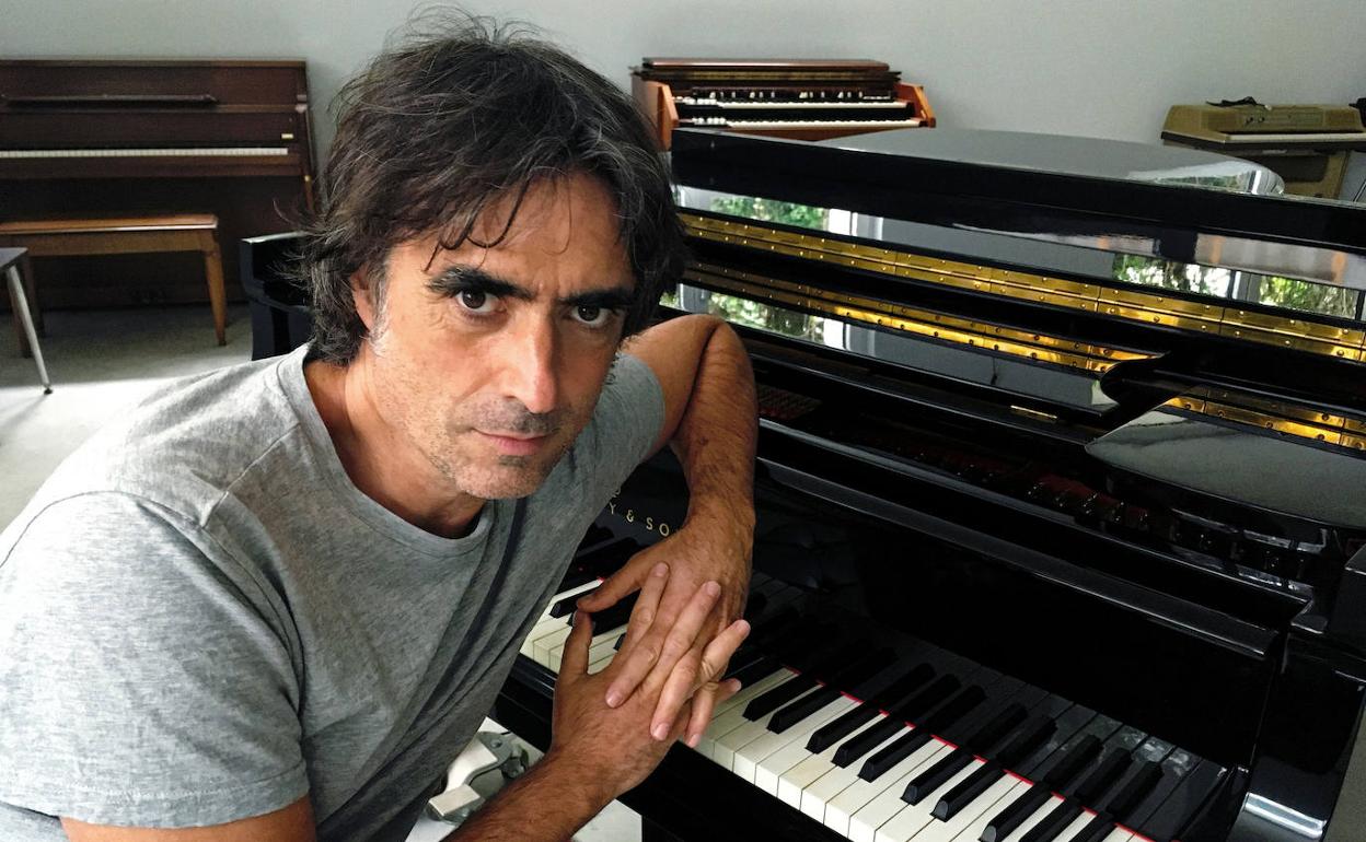 El pianista y organista Mikel Azpiroz, en un autorretrato en su estudio casero. 