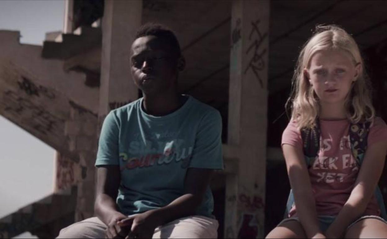 Keba Diedhou y Alba Bonnín son los protagonistas de 'Pullman'.