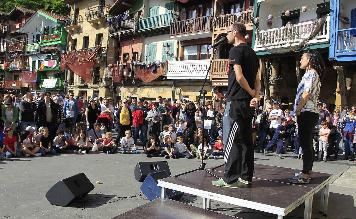 Artxiboko argazkian, Amets Arzalllus eta Maialen Lujanbio Pasai Donibaneko plazan.