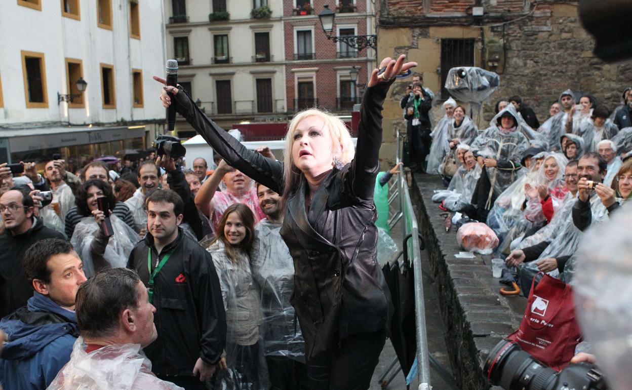 Cyndi Lauper en el mitico concierto bajo la lluvia en la Plaza de la Trinidad en 2011. 