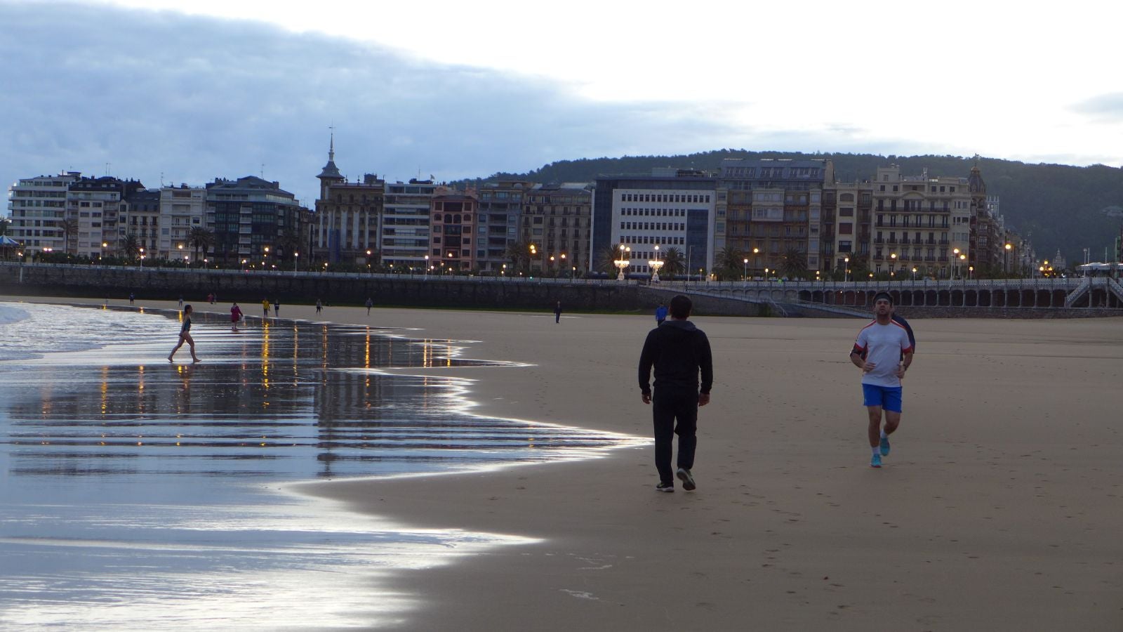 Fotos: Primeros paseos, carreras y olas tras el encierro