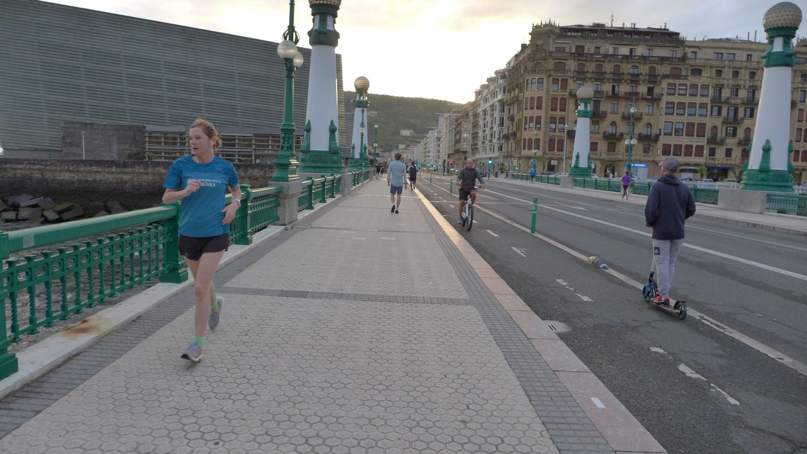 Fotos: Primeros paseos, carreras y olas tras el encierro