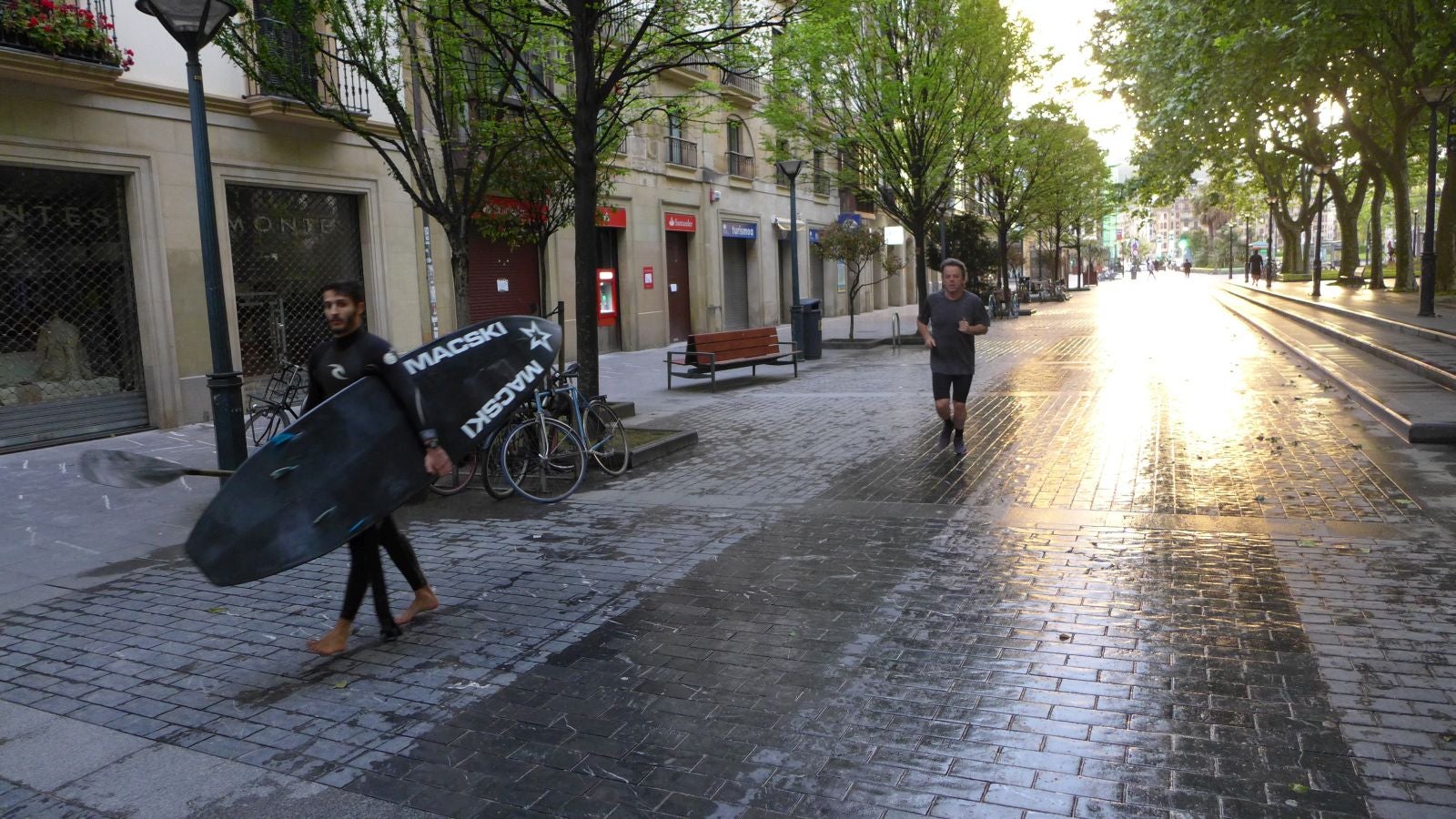 Fotos: Primeros paseos, carreras y olas tras el encierro