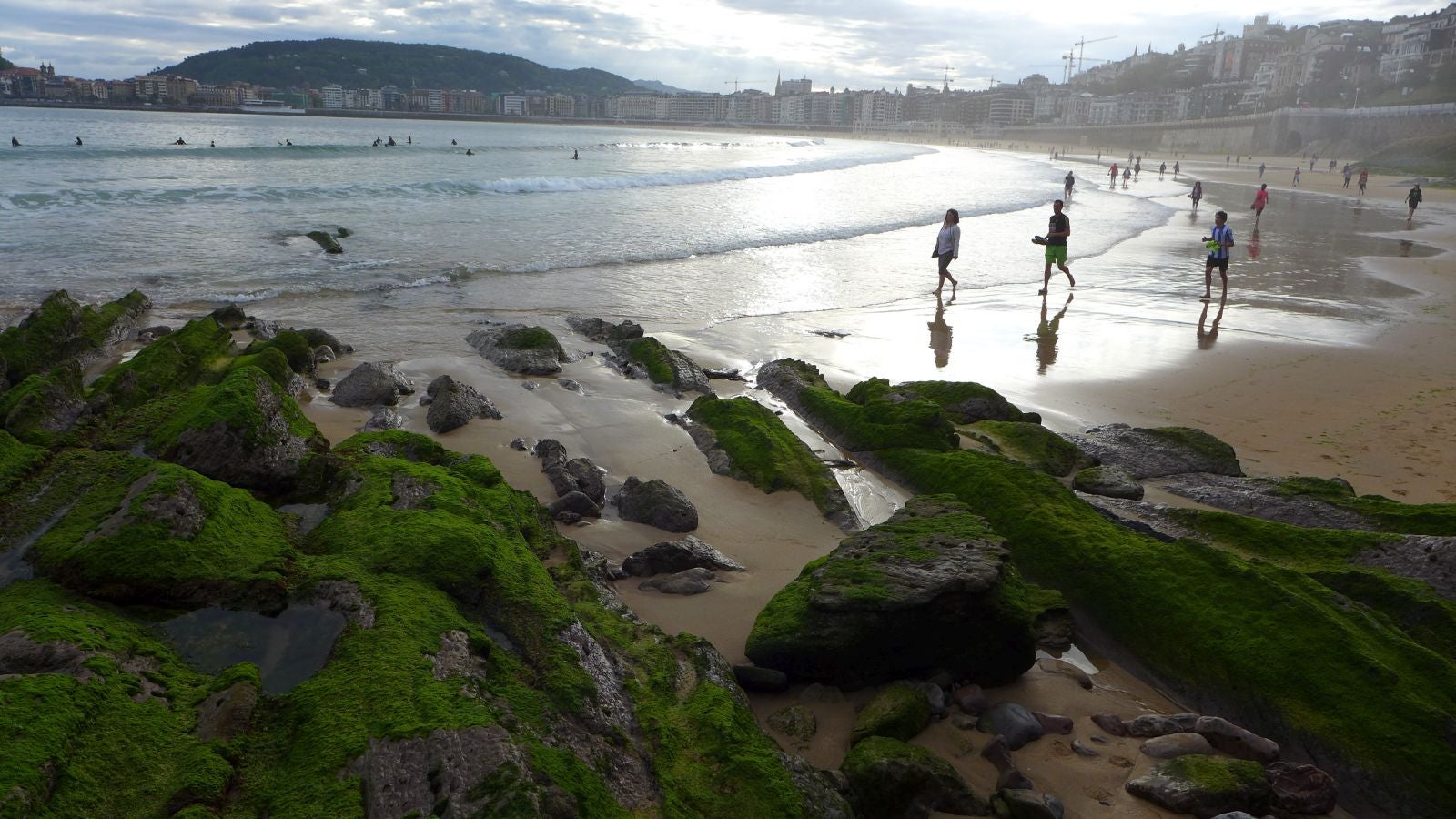 Fotos: Primeros paseos, carreras y olas tras el encierro