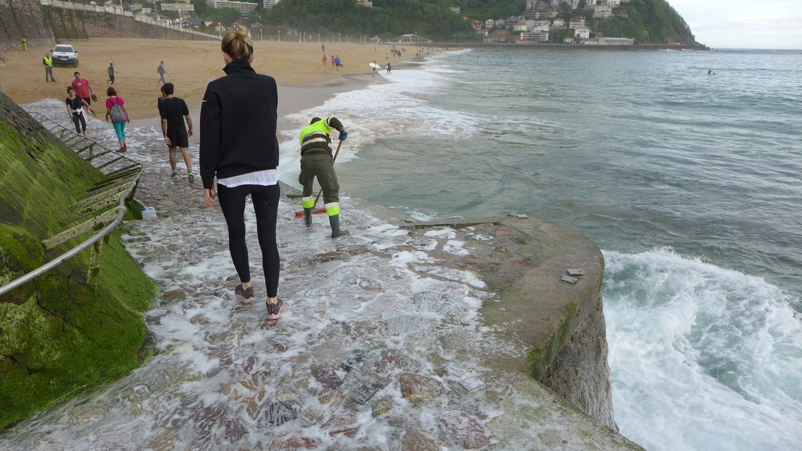 Fotos: Primeros paseos, carreras y olas tras el encierro