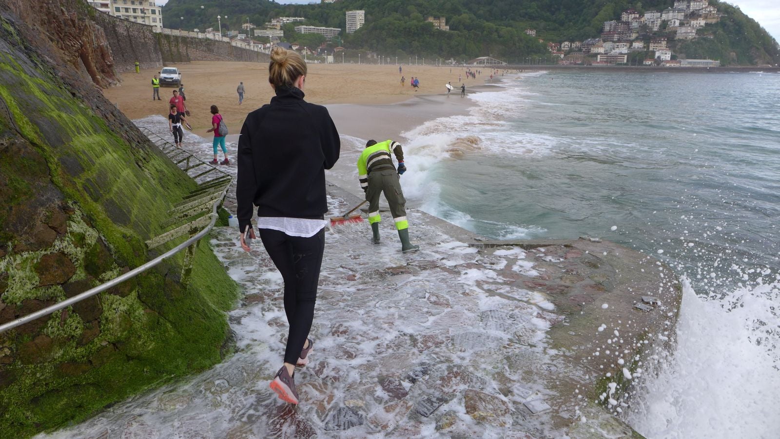 Fotos: Primeros paseos, carreras y olas tras el encierro