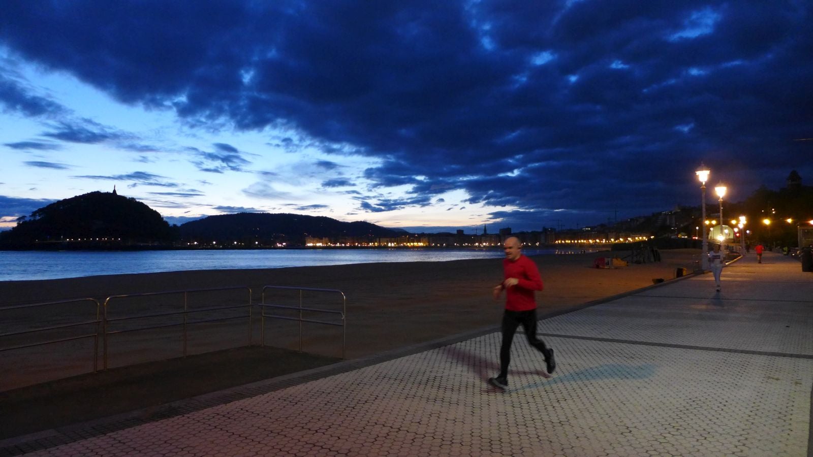 Fotos: Primeros paseos, carreras y olas tras el encierro