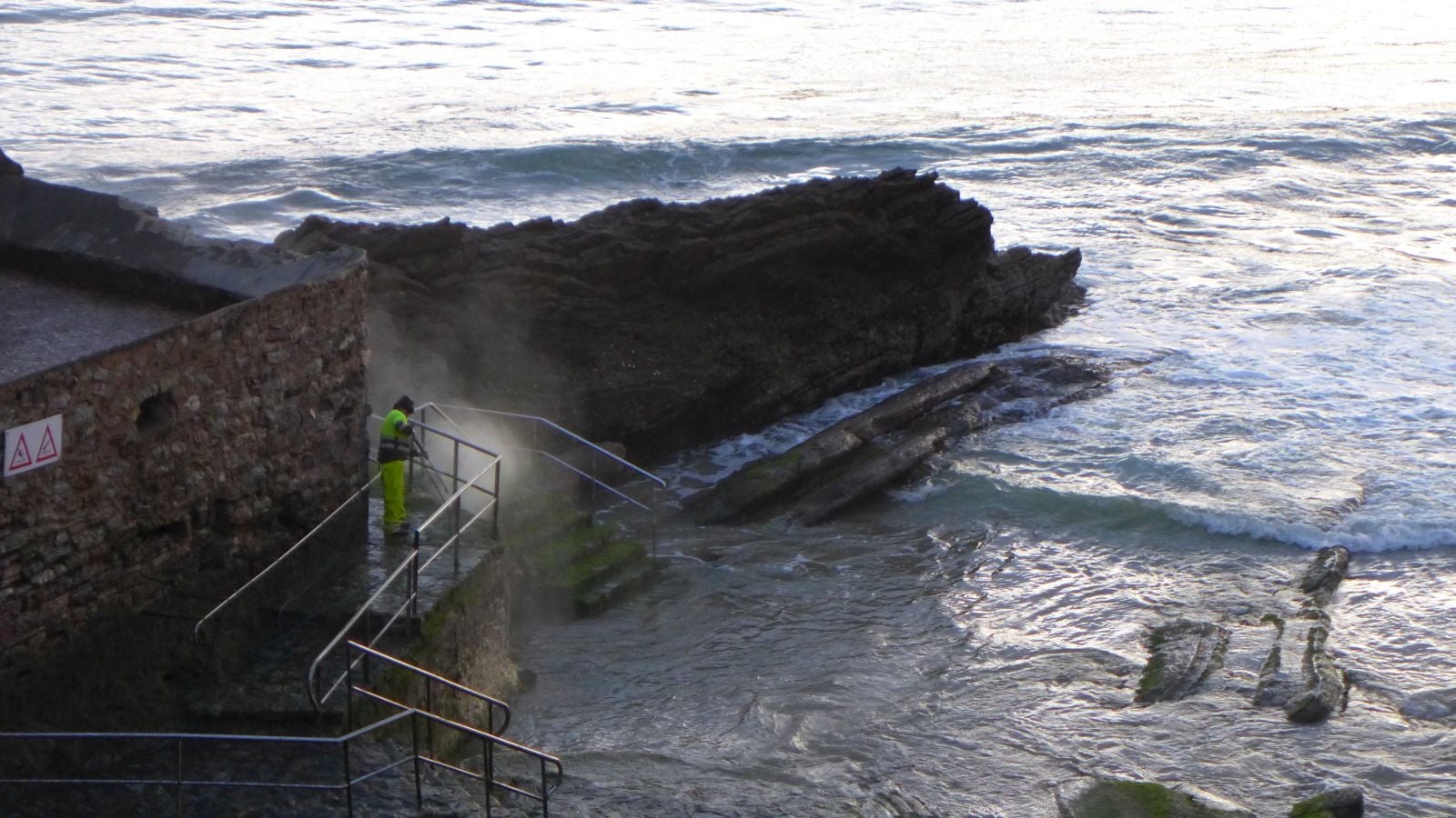 Fotos: Primeros paseos, carreras y olas tras el encierro