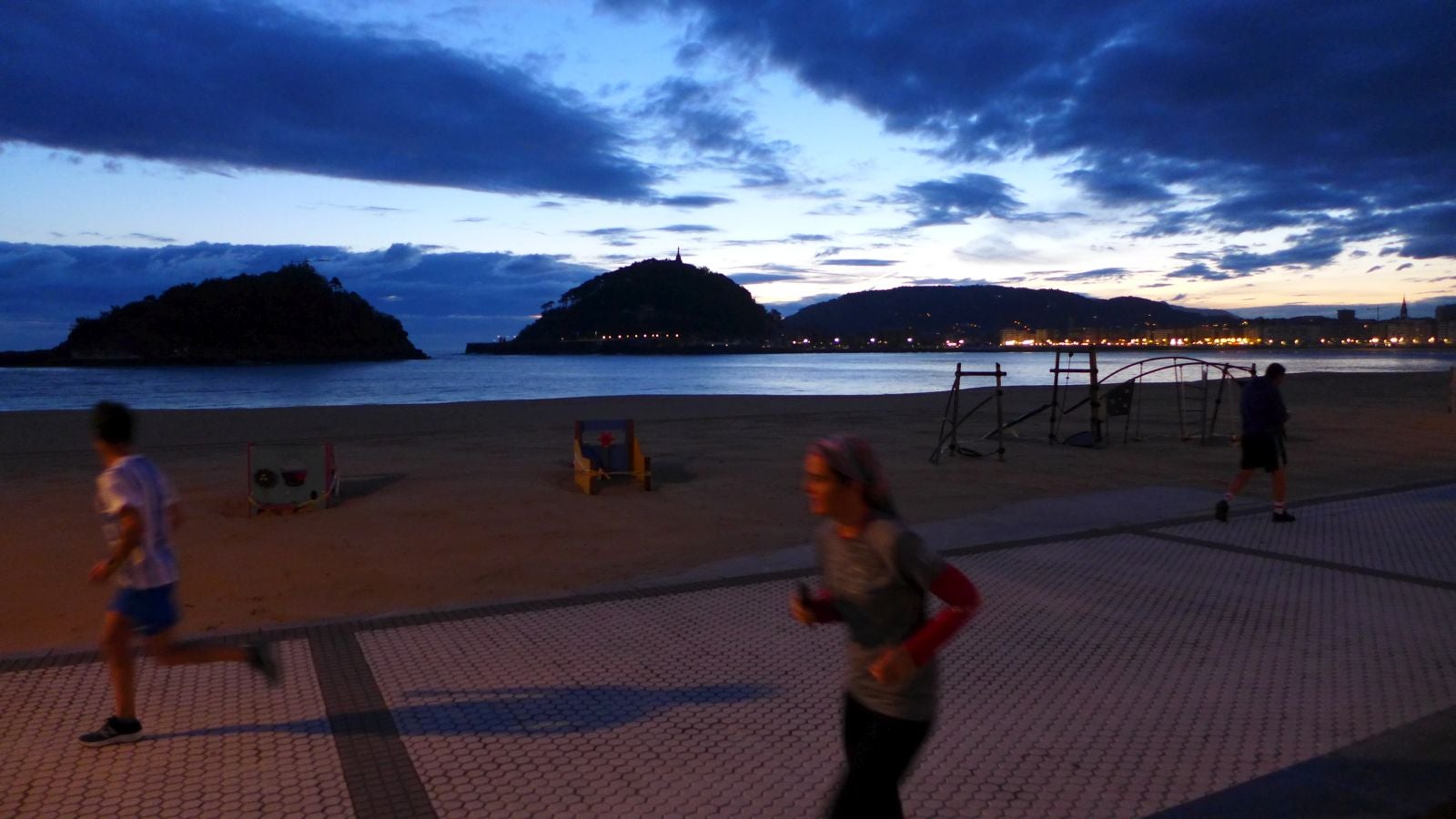 Fotos: Primeros paseos, carreras y olas tras el encierro