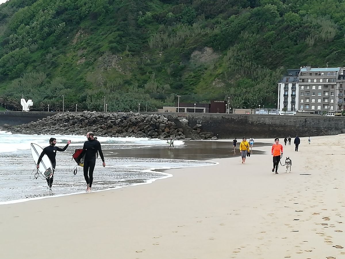 Fotos: Primeros paseos, carreras y olas tras el encierro