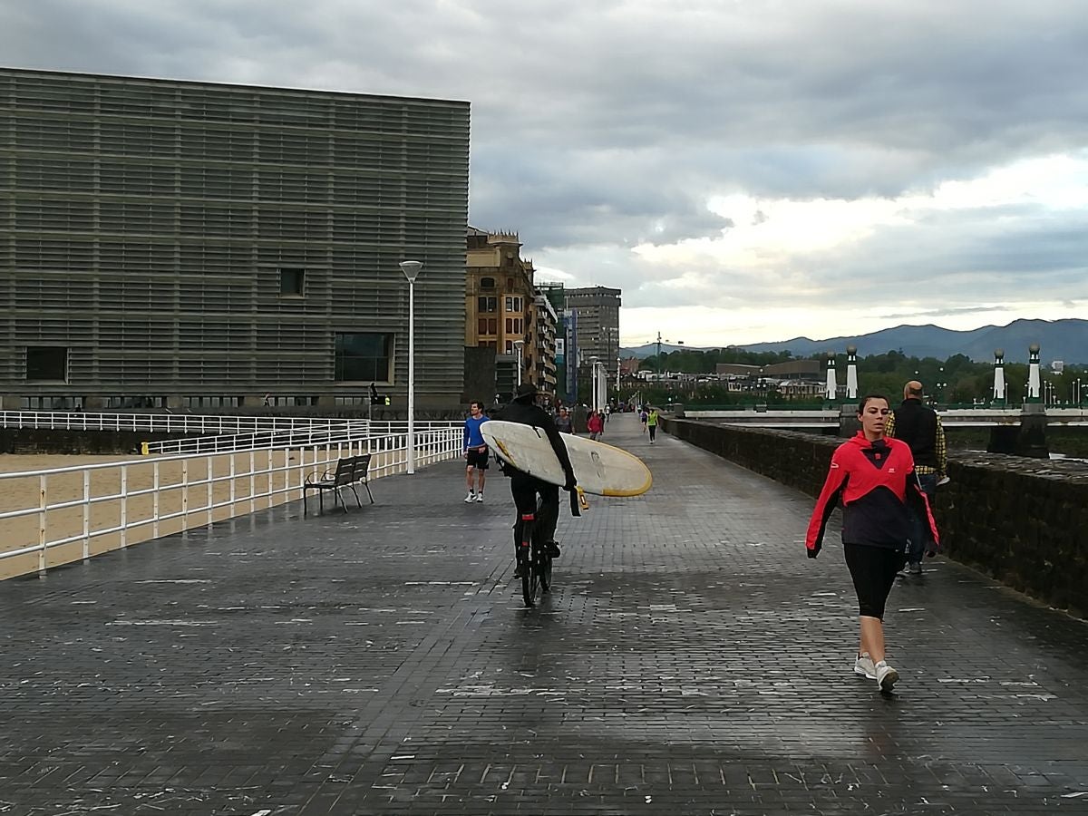 Fotos: Primeros paseos, carreras y olas tras el encierro